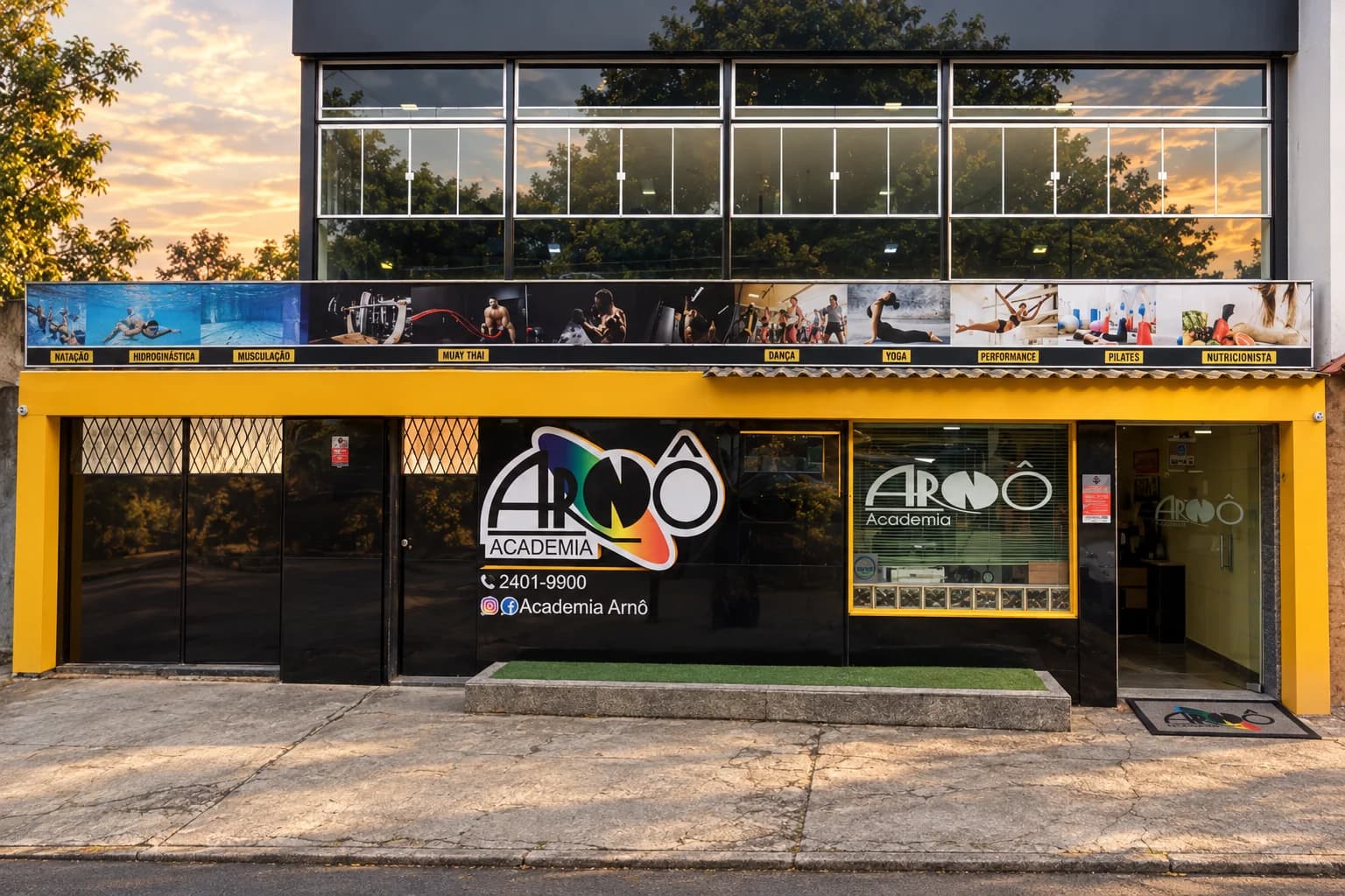 Fachada da Academia Arnô, com entrada amarela e revestimento preto, em foto tratada com IA.